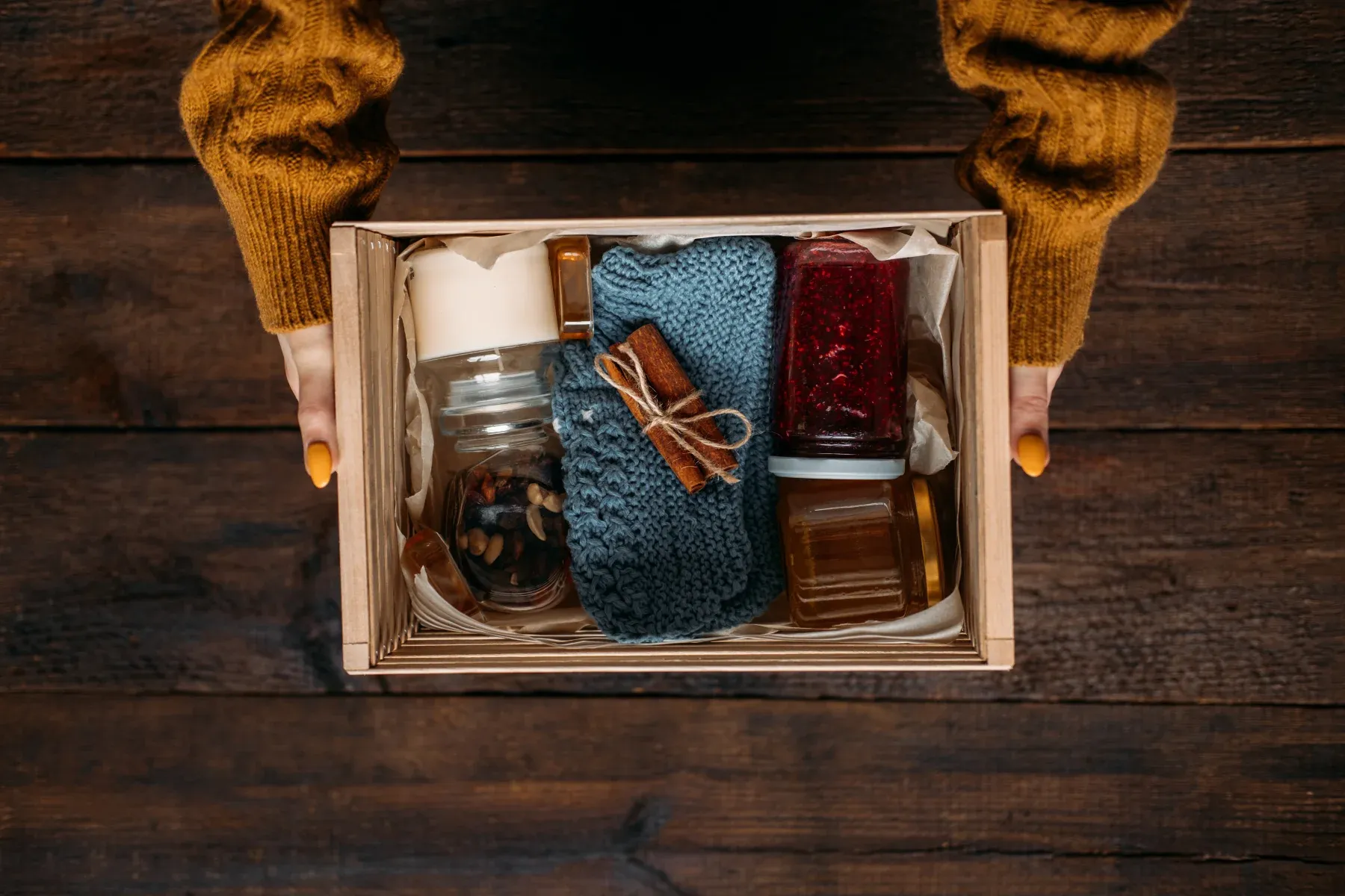 Give guests Thanksgiving gifts box