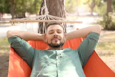 Relaxing while listening to green noise