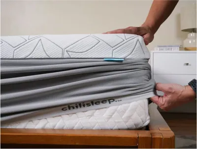 Cooling mattress protector