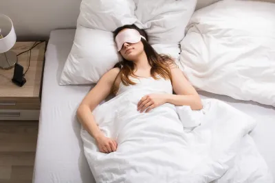 Women in bed sleepmaxxing